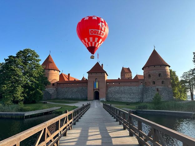 A hot air balloon that can accommodate 4 to 7 passengers
